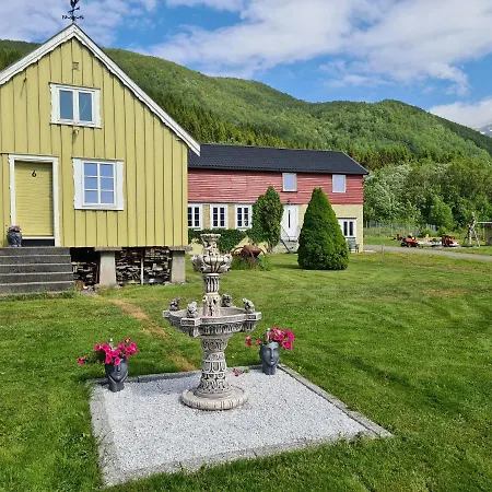Rodseth Gardsovernatting Familierom Molde