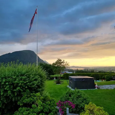 Rodseth Gardsovernatting Familierom Gasthof Molde