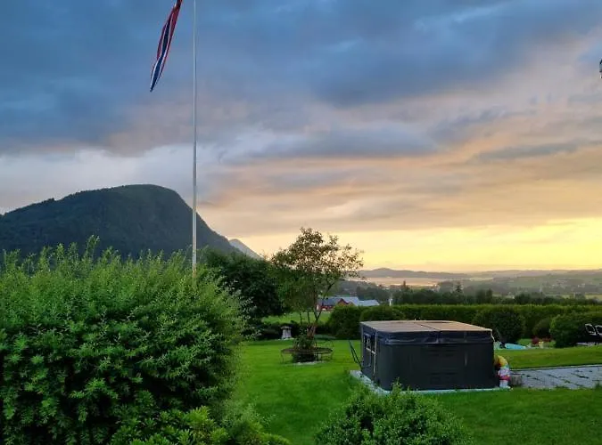 Rodseth Gardsovernatting Familierom Casa de hóspedes Molde